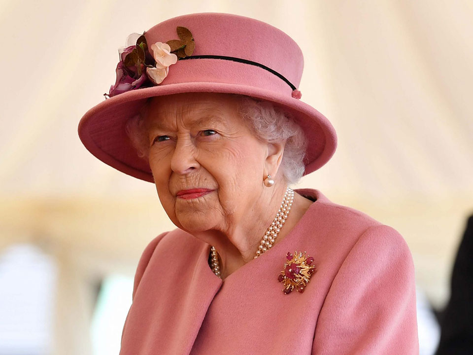 Кралицата Елизабета Втора им се врати на должностите по погребот на принцот Филип- насмеана одржа аудиенција