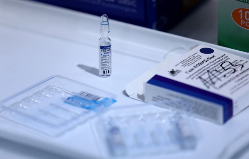 Пратениците се вакцинираат со вакцината „Спутник В“