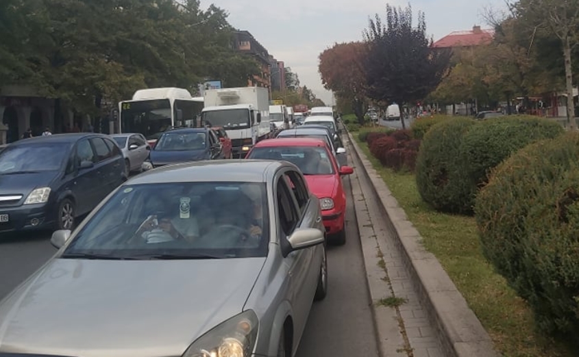 НАЈНОВА ВЕСТ: Невиден сообраќаен хаос во моментов во Скопје- колоната возила „не мрда“