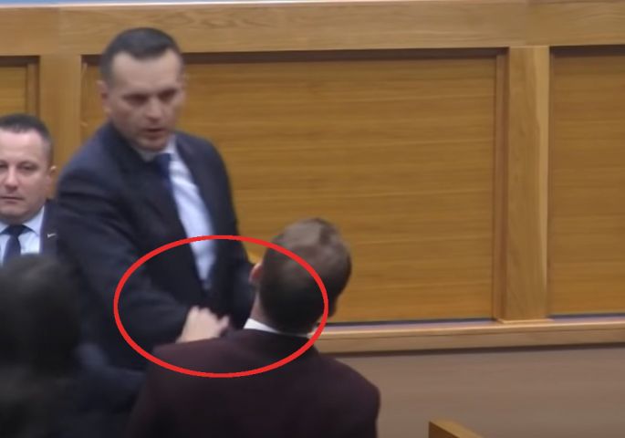 Министер го удри градоначалникот во лице: Сè се случи на пренос во живо- еве што изјави на суд (ВИДЕО)