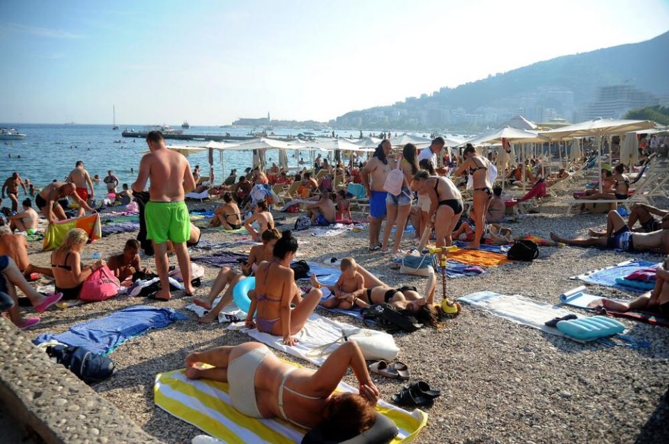 Ако планирате одмор во Црна Гора, ова треба да го знаете: Нови цени за лежалки и чадори, 200 евра казна доколку…