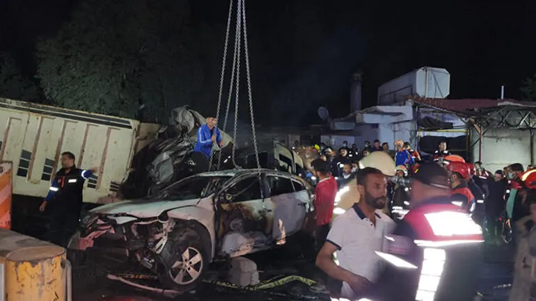 (фото) СТРАШНА СООБРАЌАЈКА: Загинаа 12 лица по судар на камион и два минибуса на бензиска пумпа во Турција
