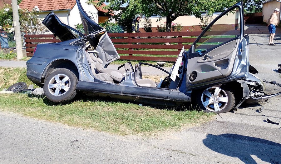 (ФОТО) Пожарникари го сечеле кровот за да ги извадат повредените: Стравична сообраќајка во Хрватска